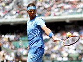 panlsk tenista Rafael Nadal se pipravuje na servis v utkn prvnho kola...