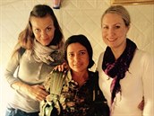 Jarmila tuková a Lenka Klicperová s jezídskou bojovnicí v uprchlickém táboe...