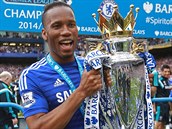 Didier Drogba s mistrovskm pohrem pi oslavch titulu Chelsea.