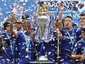 Fotbalist Chelsea oslavuj mistrovsk titul.