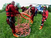 Pražští hasiči cvičili společně s posádkou policejního vrtulníku Bell 412 a...