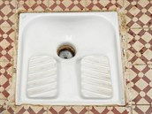 „Turecký záchod“ se od těch západních liší na první pohled