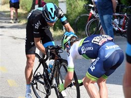 PRAVIDLA JSOU PRAVIDLA. Simon Clarke z tmu Orica (vpravo) a Richie Porte ze...