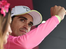 Alberto Contador je v rovm trikotu tak po estnct etap Gira.