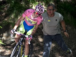 Alberto Contador pi tkm stoupn v 18. etap.