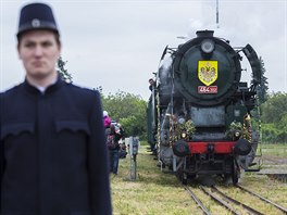 Oba panovníci do m�sta p�ijeli vlakem. Z vyzdobeného nádra�í je odvezl do...