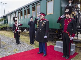Oba panovníci do m�sta p�ijeli vlakem. Z vyzdobeného nádra�í je odvezl do...
