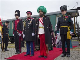 Oba panovníci do m�sta p�ijeli vlakem. Z vyzdobeného nádra�í je odvezl do...