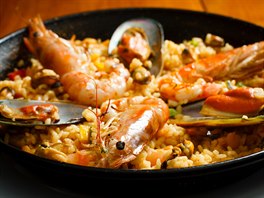 Ob�í paella vznikla ve Valencii a vá�ila 27 215 kg. Do ob�í pánve se dostalo...