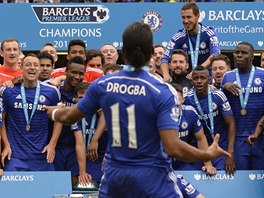 Didier Drogba po svm poslednm zpase v dresu Chelsea d oslavy mistrovskho...