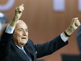VÝHRA VE VOLBÁCH. Sepp Blatter se raduje z vítězství v prezidentských volbách...