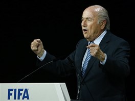 ZSTV PREZIDENTEM. Sepp Blatter se raduje z vtzstv v prezidentskch...