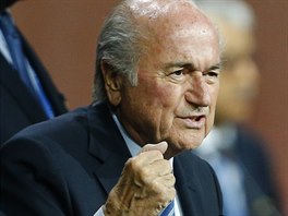 VTZN GESTO. Sepp Blatter se raduje z vtzstv v prezidentskch volbch FIFA.