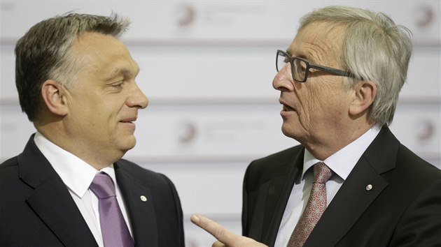 Maarsk premir Viktor Orbn (vlevo) a pedseda Evropsk komise Jean-Claude Juncker na summitu Vchodnho partnerstv v Rize. (22. kvtna 2015)