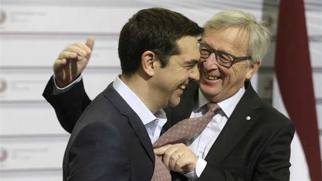 f Evropsk komise Jean-Claude Juncker (vpravo) vt eckho premira Alexise Tsiprase na summitu v Rize (22. kvten 2015)