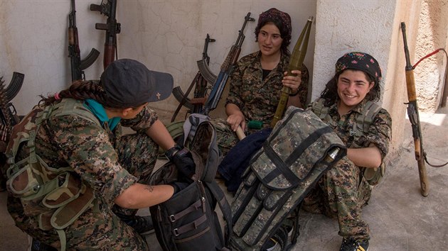 Kurdsk bojovnice nedaleko msta al Tamr (21. kvtna 2015)