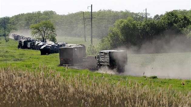 Konvoj neoznaench vojenskch vozidel u ruskho msta Matvjev Kurgan nedaleko ukrajinskch hranic (24. kvtna 2015)