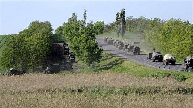 Konvoj neoznaench vojenskch vozidel u ruskho msta Matvjev Kurgan nedaleko ukrajinskch hranic (24. kvtna 2015)