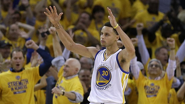 Stephen Curry z Golden State oslavuje vhru nad Houstonem.