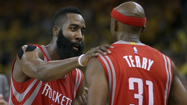 James Harden se domlouv se spoluhrem Jasonem Terrym.