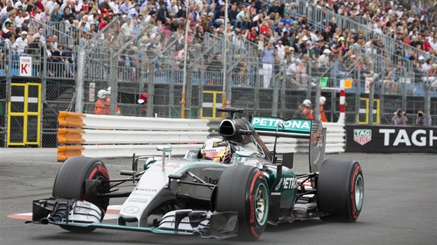 Lewis Hamilton vtz v kvalifikaci na Velkou cenu Monaka.