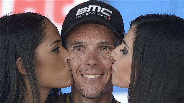 Philippe Gilbert si jako vtz osmnct etapy Gira vyslouil polibky krsnch hostesek.