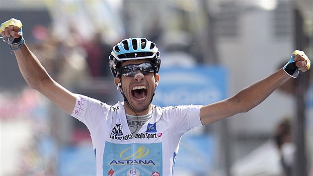 Fabio Aru ze stje Astana si uv triumf v devatenct etap Gira.