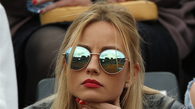 Ester Sátorová sleduje zápas 3. kola Roland Garros.