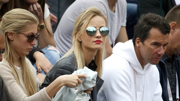 Ester Storov (uprosted) sleduje svho ptele Tome Berdycha v utkn 3. kola Roland Garros.