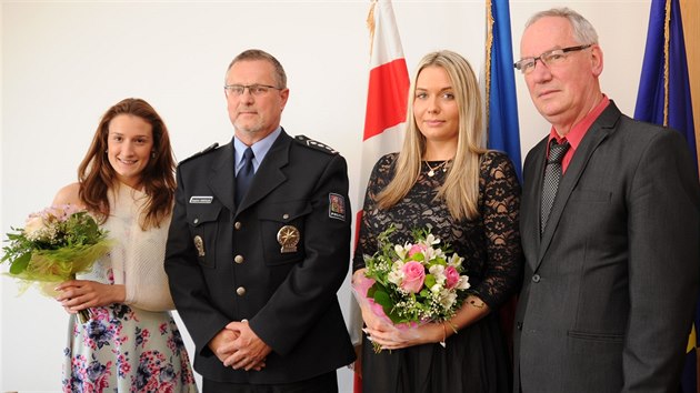 Kateinu Skokanovou (vlevo) a Martinu Chvojkovou ocenil za zchranu ivota editel steck policie Vladimr Danyluk s primtorem Josefem Zikmundem.