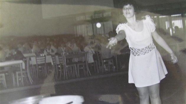 Sout� 6 ran do kybl�ku byla obdobou tehdy popul�rn�ho televizn�ho po�adu. Po v�domostn�ch ot�zk�ch se h�zely m��ky do kybl�k� z v�vojov�ho st�ediska m�stn� chemi�ky.