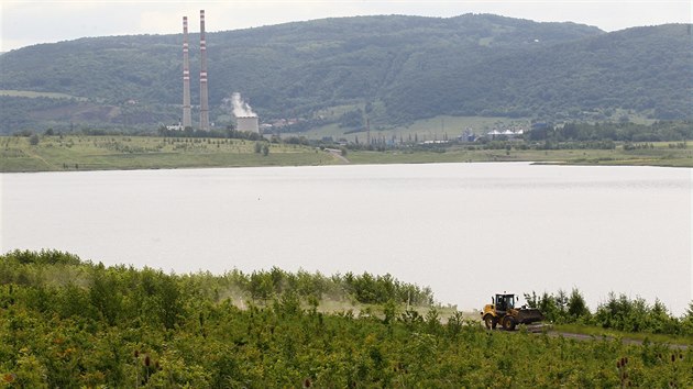 Jezero Milada s plochu 252,2 hektaru, dlkou 3,2 kilometru, kou a 700 metr a maximln hloubkou 24,7 je tet nejvt v esku.