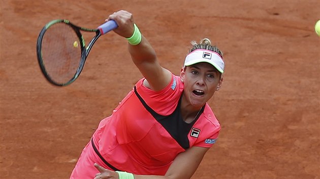Tenistka Marina Erakovicov z Novho Zlandu vzdoruje Kvitov v prvnm kole Roland Garros.
