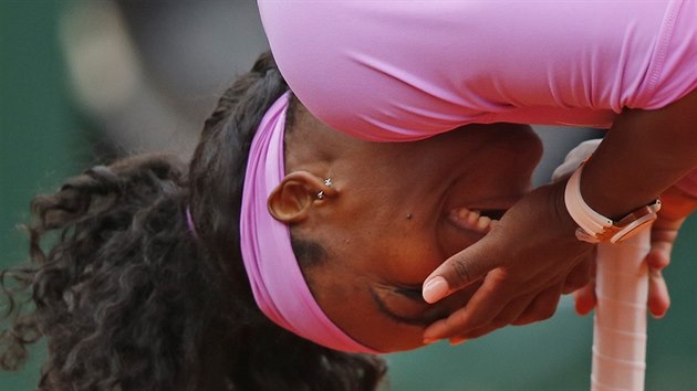 LEGRACE. Americk tenistka Serena Williamsov se smje vlastnmu kiksu pi utkn s Hlavkovou na Roland Garros.