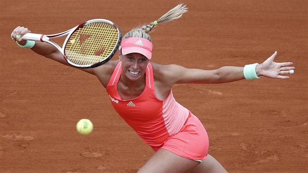 esk tenistka Andrea Hlavkov bojuje se Serenou Wiliamsovou na Roland Garros.