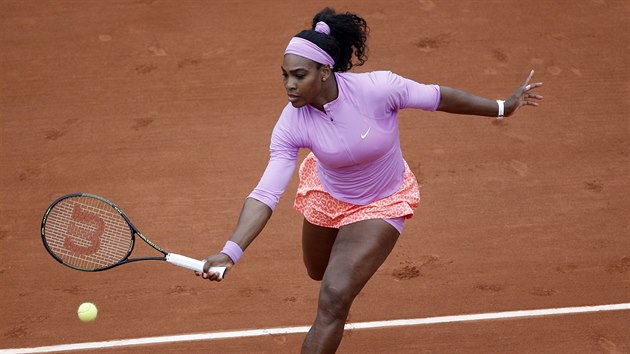 Americk tenistka Serena Williamsov hraje na Roland Garros proti Hlavkov.