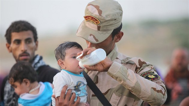 Irácký voják se stará o dítě z Ramádí (19. května 2015).