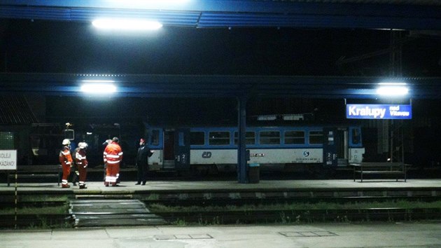 Na ndra v Kralupech vykolejil osobn vlak, nikdo nebyl zrann (20.5.2015)