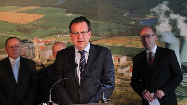 Premir Bohuslav Sobotka a ministr prmyslu Jan Mldek na nvtv jadern elektrrny Dukovany 23. 5. 2015.