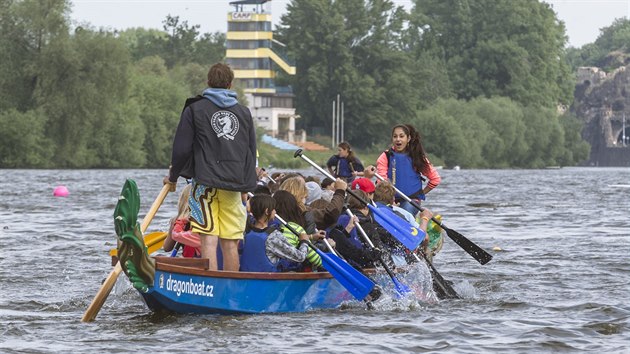 Na Vltavě v areálu Žlutých lázní se o víkendu už poosmnácté uskutečnil největší festival dračích lodí v Česku.