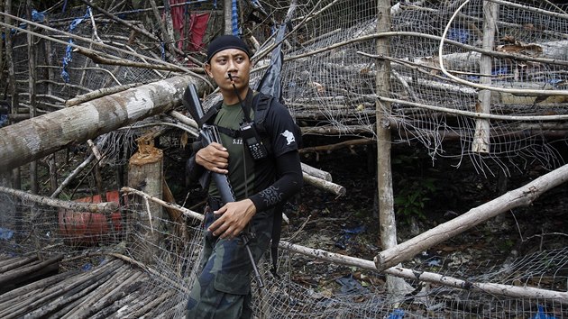 Policie na hranicch Thajska a Malajsie ped pr dny odkryla masov hroby nedaleko paerckch tbor, ve kterch trp uprchlci z Barmy. Na mst nali i pozstatky tbora i devn klece, ve kterch paerci mu migranty.