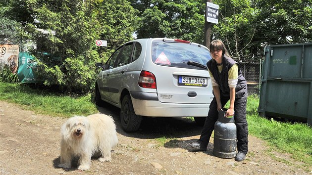 Ošetřovatelka z útulku Miroslava Feherváryová přivezla k psím kotcům propanbutanovou bombu, aby se na vařiči dala ohřát voda.