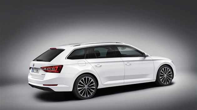 Škoda Superb Combi konečně oficiálně: kufr má 660 litrů - iDNES.cz