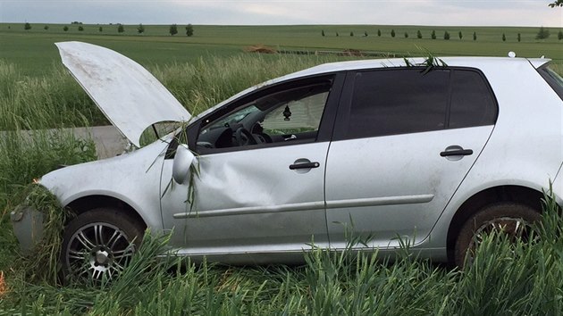 Řidič automobilu Golf sjel před obcí Brázdim do polí. Z místa se pokusil uprchnout (26. května 2015).