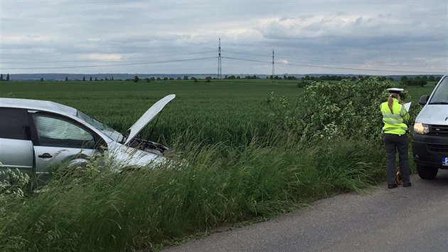 Řidič automobilu Golf sjel před obcí Brázdim do polí. Z místa se pokusil uprchnout (26. května 2015).
