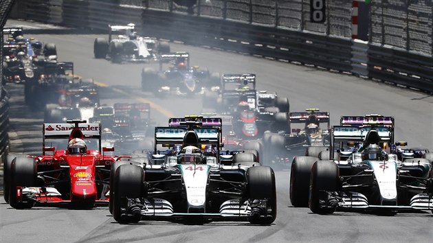 PO STARTU. Lewis Hamilton v ele startovnho pole Velk ceny Monaka.