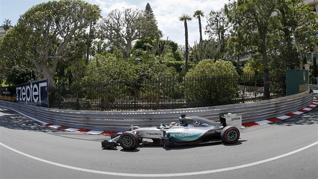 Lewis Hamilton v ele Velk ceny Monaka.