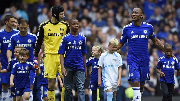 Fotbalist Chelsea nastupuj k poslednmu zpasu sezony proti Sunderlandu. V zkladn sestav nastoupil tak Didier Drogba (vpravo), pro nj to byl posledn zpas v dresu anglickho mistra. A dost mon tak pro branke Petra echa.