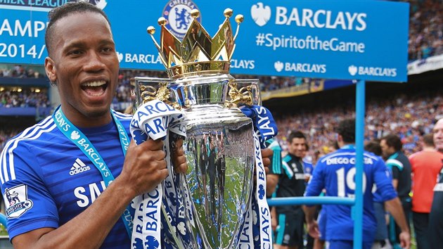 Didier Drogba s mistrovskm pohrem pi oslavch titulu Chelsea.