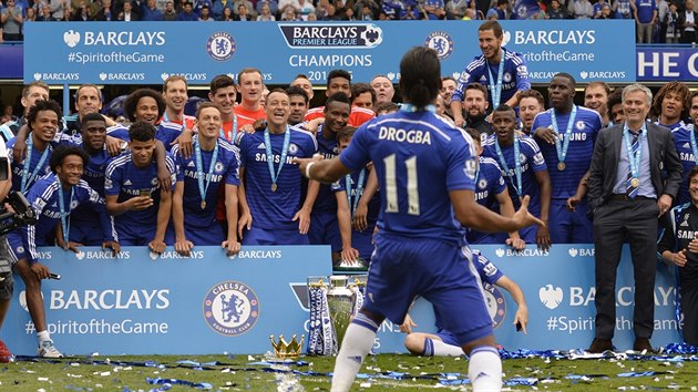 Didier Drogba po svm poslednm zpase v dresu Chelsea d oslavy mistrovskho titulu.